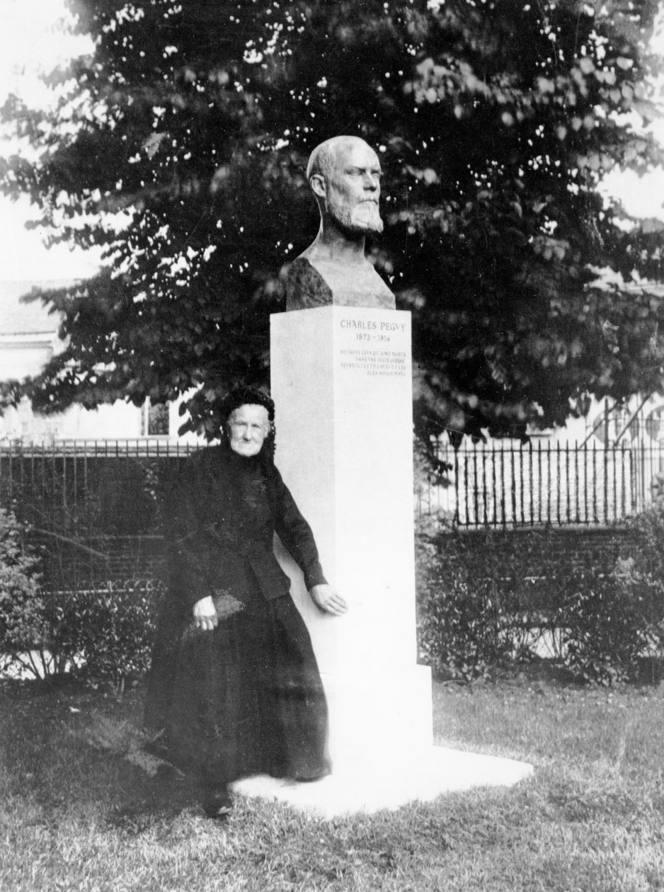 Moren til Charles Péguy ved monumentet hans av French Photographer