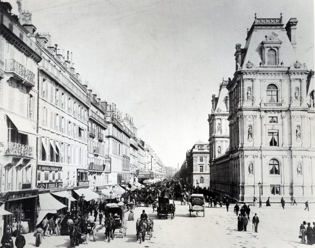 Rue de Rivoli og det nye Hotel de Ville, ca. 1882 av French Photographer