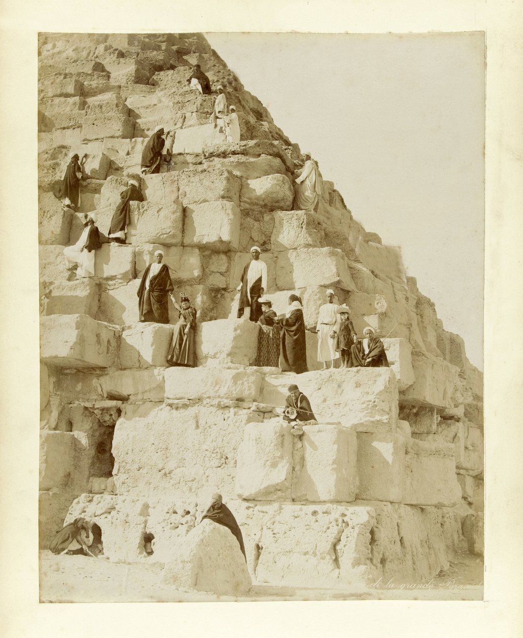 Turister ved den store pyramiden i Giza av French Photographer