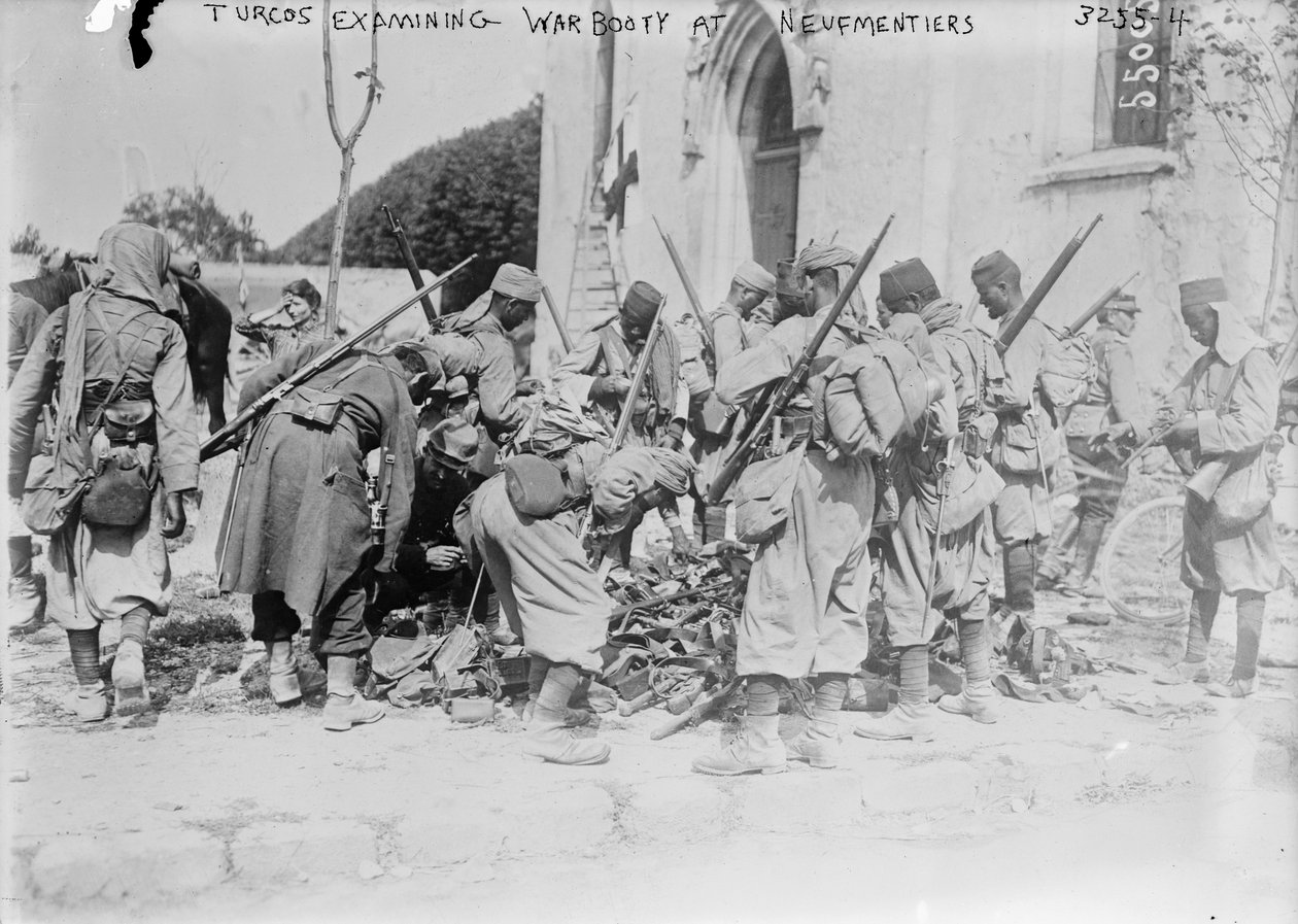 Turcos undersøker krigsbytte ved Neufmentiers, 1914 (fotografi) av French Photographer