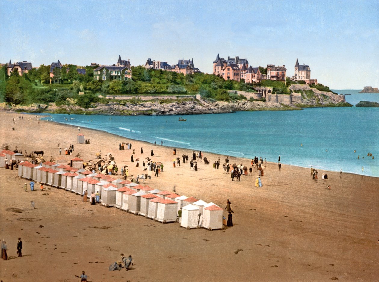 Utsikt over Pointe de la Malouine fra Plage de lEcluse, Dinard, 1890-1900 av French Photographer