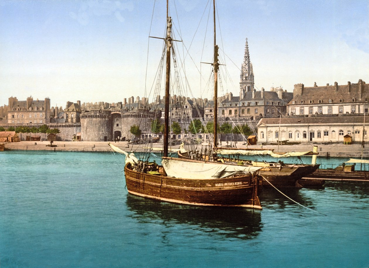 Utsikt over den befestede byen St Malo fra havnen, 1890-1900 av French Photographer