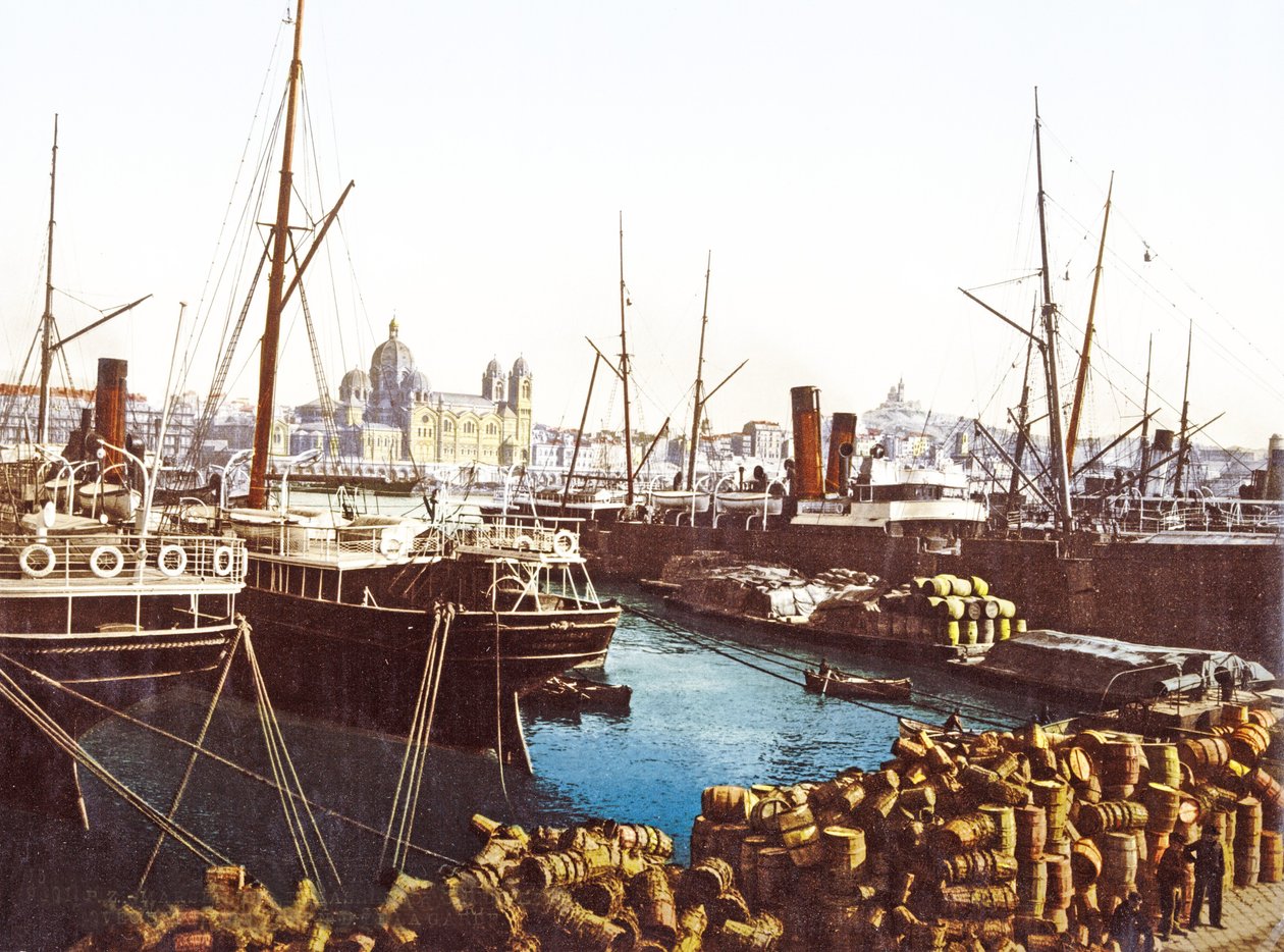 Vintønner og båter ved kai i Marseille med katedralen i Marseille i bakgrunnen, pub. 1890-1900 av French Photographer