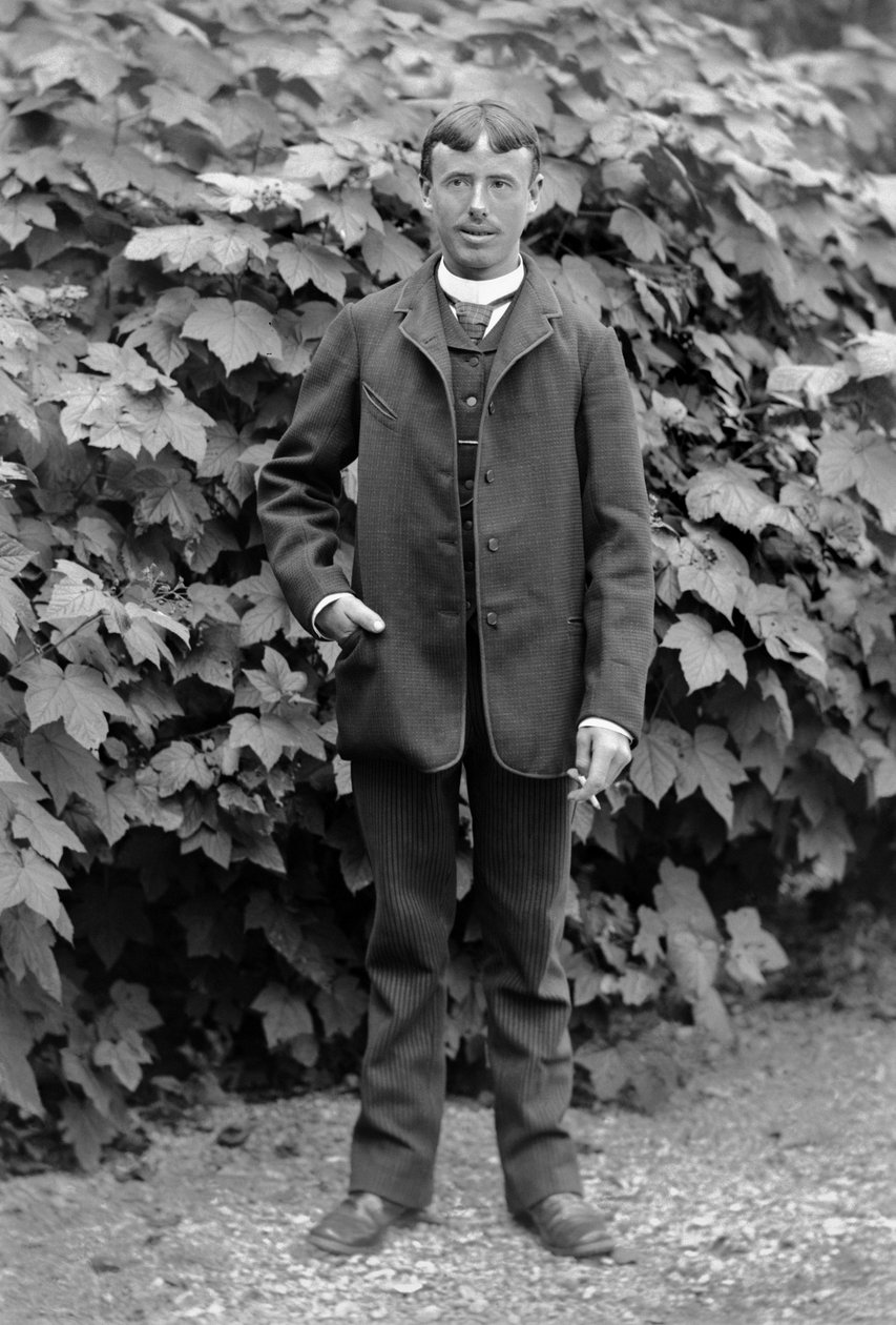Ung mann har en sigarett, ansatt som mann for å gjøre alt, poserer i hagen til Abbey of Septfontaines, nær Bourmont i Haute-Marne (Haute Marne), rundt 1880. Fotografering. Ducos samling. av French Photographer