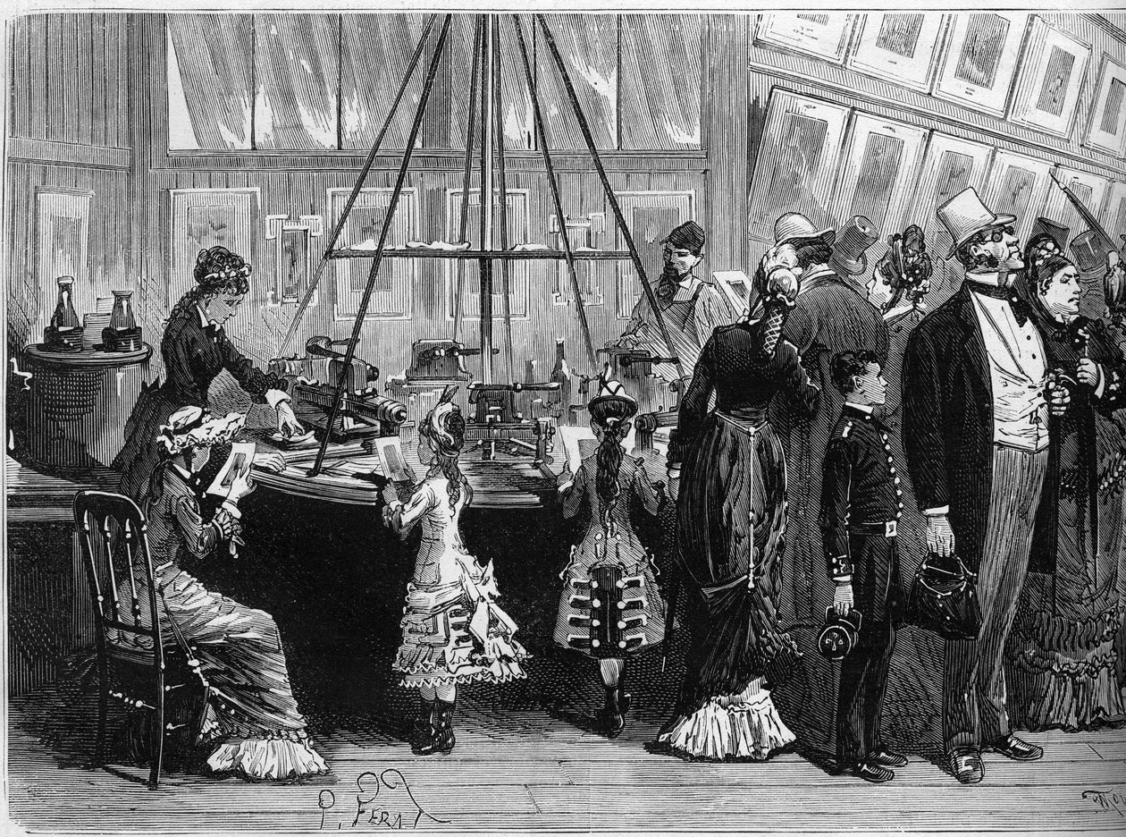 1878 Verdensutstilling i Paris: fotoglyptiske utskrifter i fotokromipaviljongen. Gravering i "" Le Monde Illustré"" nr. 1125 av 19. oktober 1878. av French School