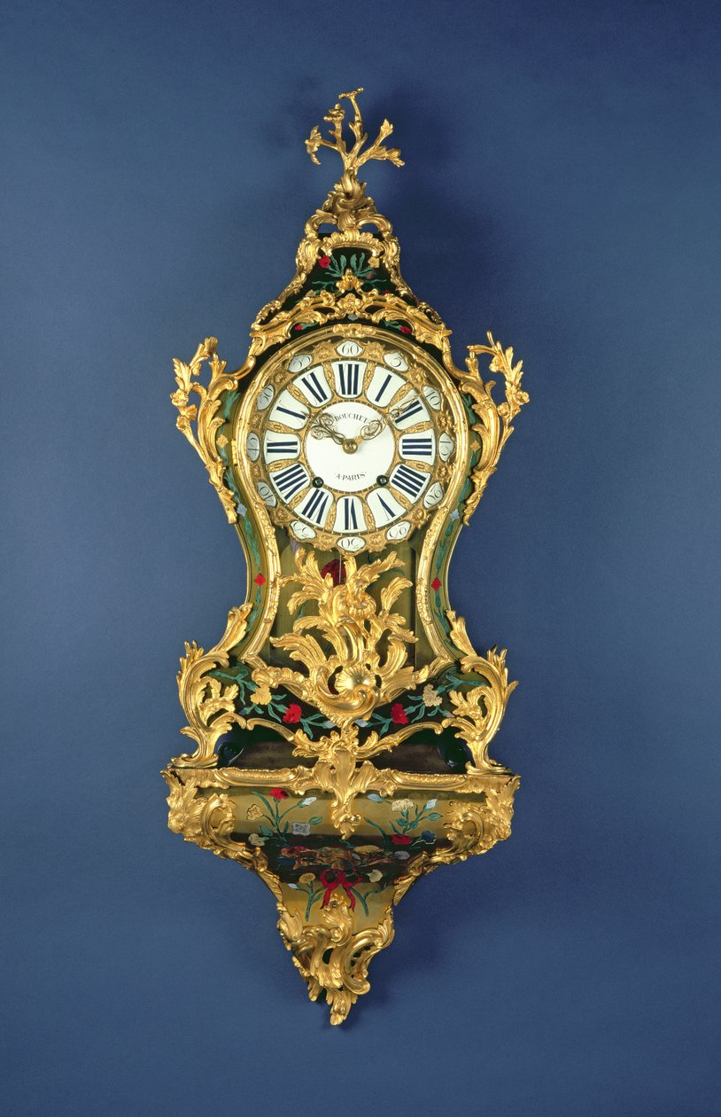 En Louis XV-brakettklokke, ca. 1745 (messing, ormolu, farget horn og elfenben) av French School