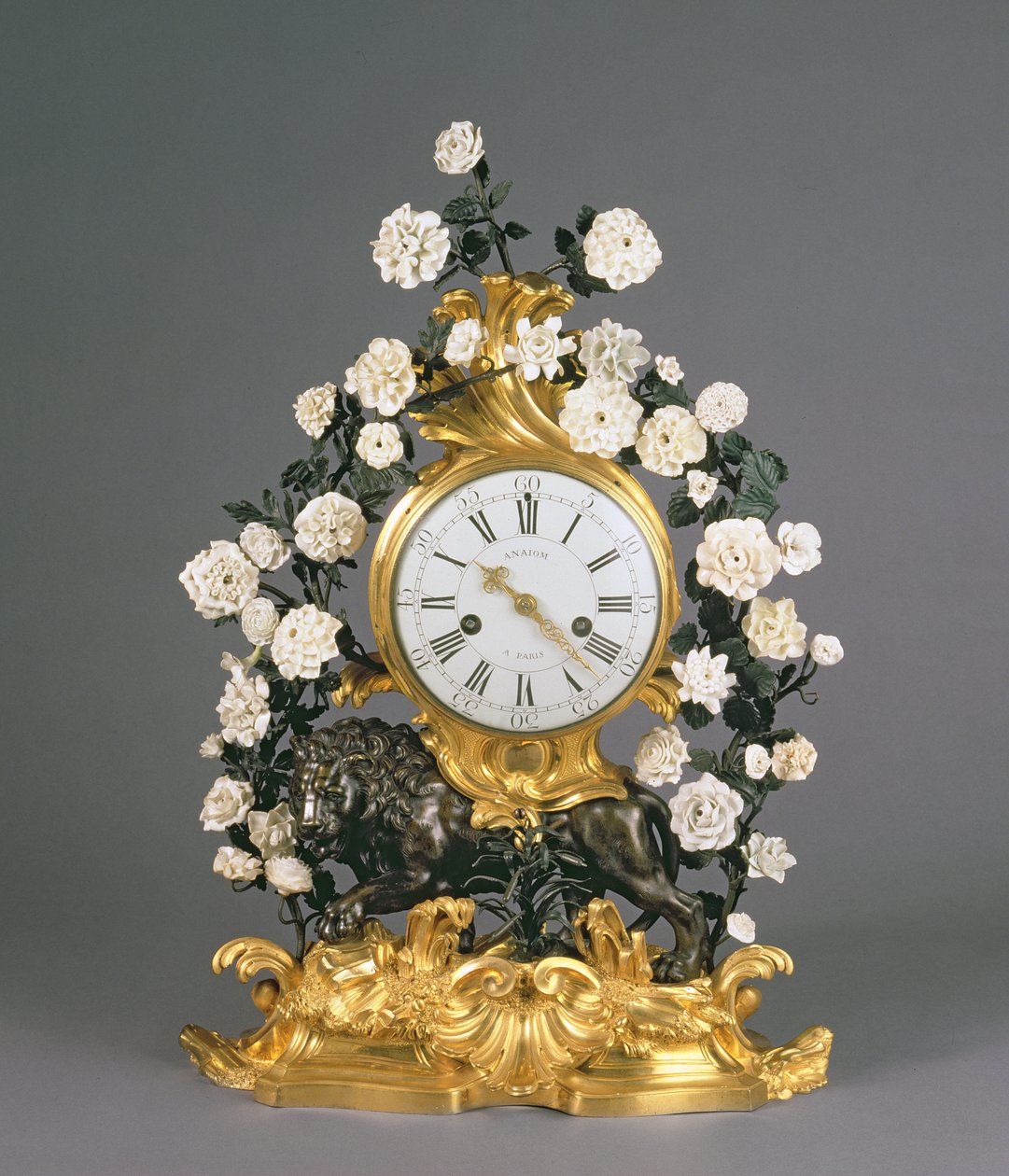 En Louis XV-klokke, Vincennes/Mennecy, ca. 1750 (porselen, ormolu og bronse) av French School