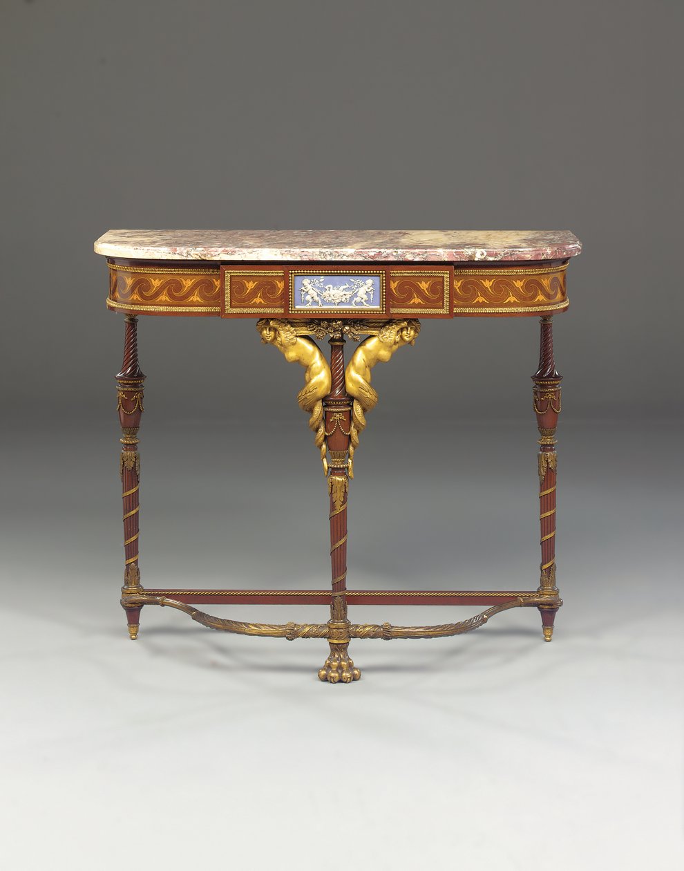 En Napoleon III-konsoll, på Jakobs vis, av Maison Millet, Paris, ca. 1865 (ormolu-montert jaspisvarer, mahogni og marquetry) (se også 362842-362843) av French School