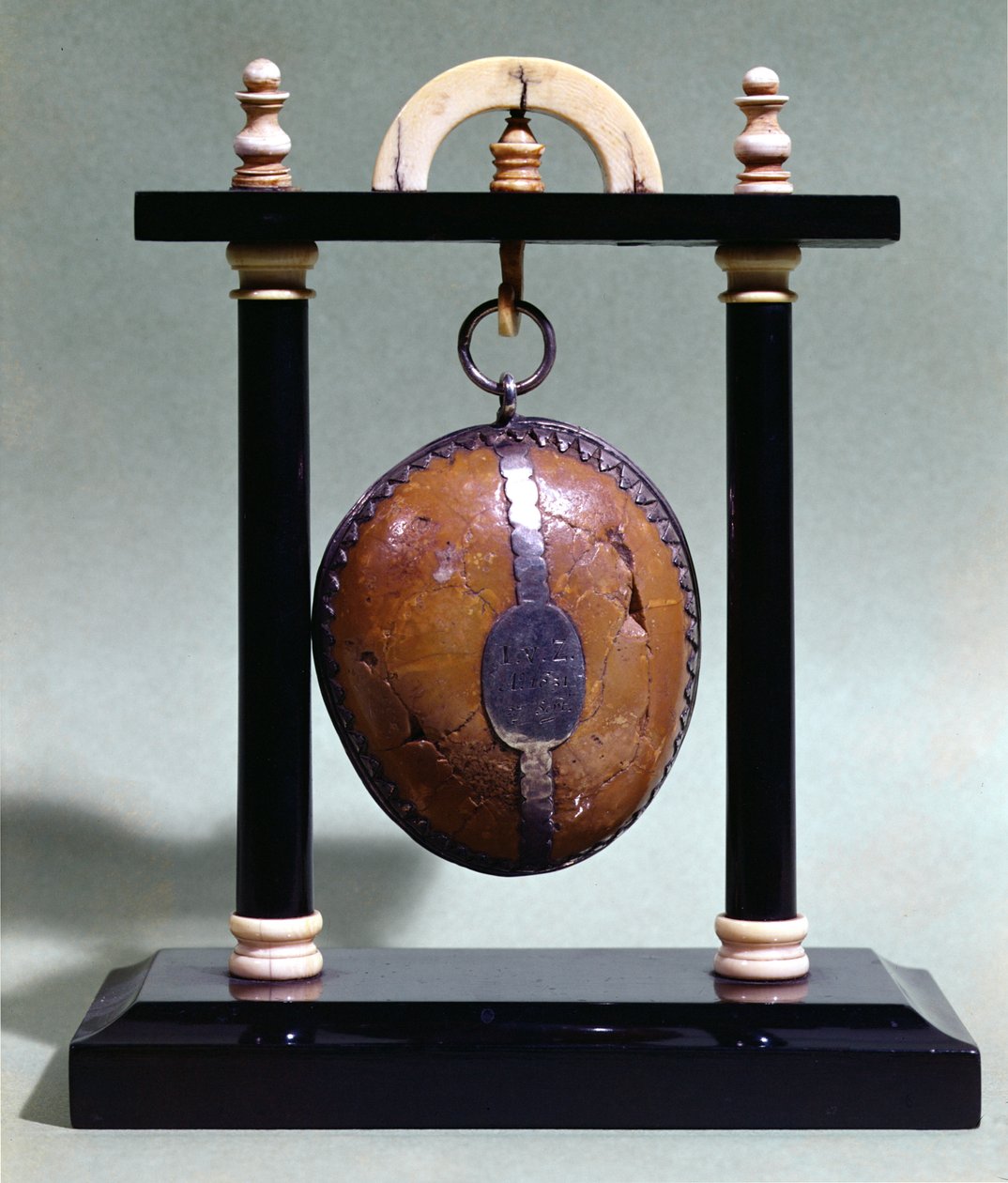 En bezoar på et stativ, 1651 av French School