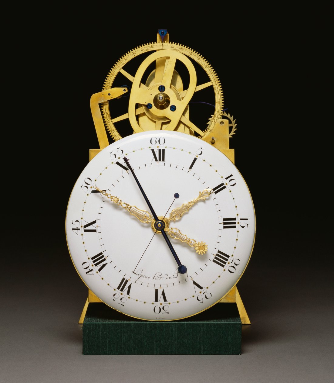 Et nærbilde av skiven og bevegelsen til en Louis XVI ormolu og patinert bronsemontert mahogni longcase regulator med årskalender og tidsligning, ca. 1790 av French School