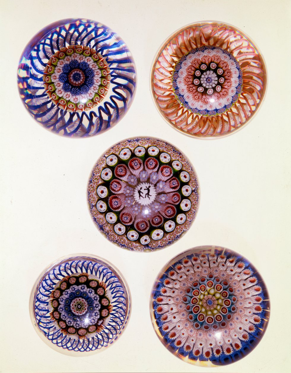 En gruppe St. Louis konsentriske Millefiori-vekter av French School