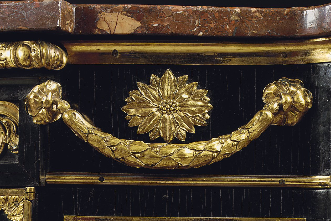 En sen Louis XV-kommode, ca. 1763-70 (ormolu-montert japansk lakk og ibenholt) av French School
