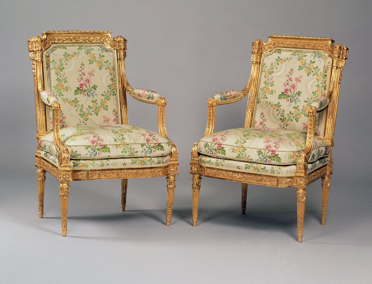 Et par lenestoler fra en suite med Louis XVI-møbler, stemplet av Delaisement, ca. 1780 (utskåret forgylt tre og møbeltrekk) (se også 222393) av French School