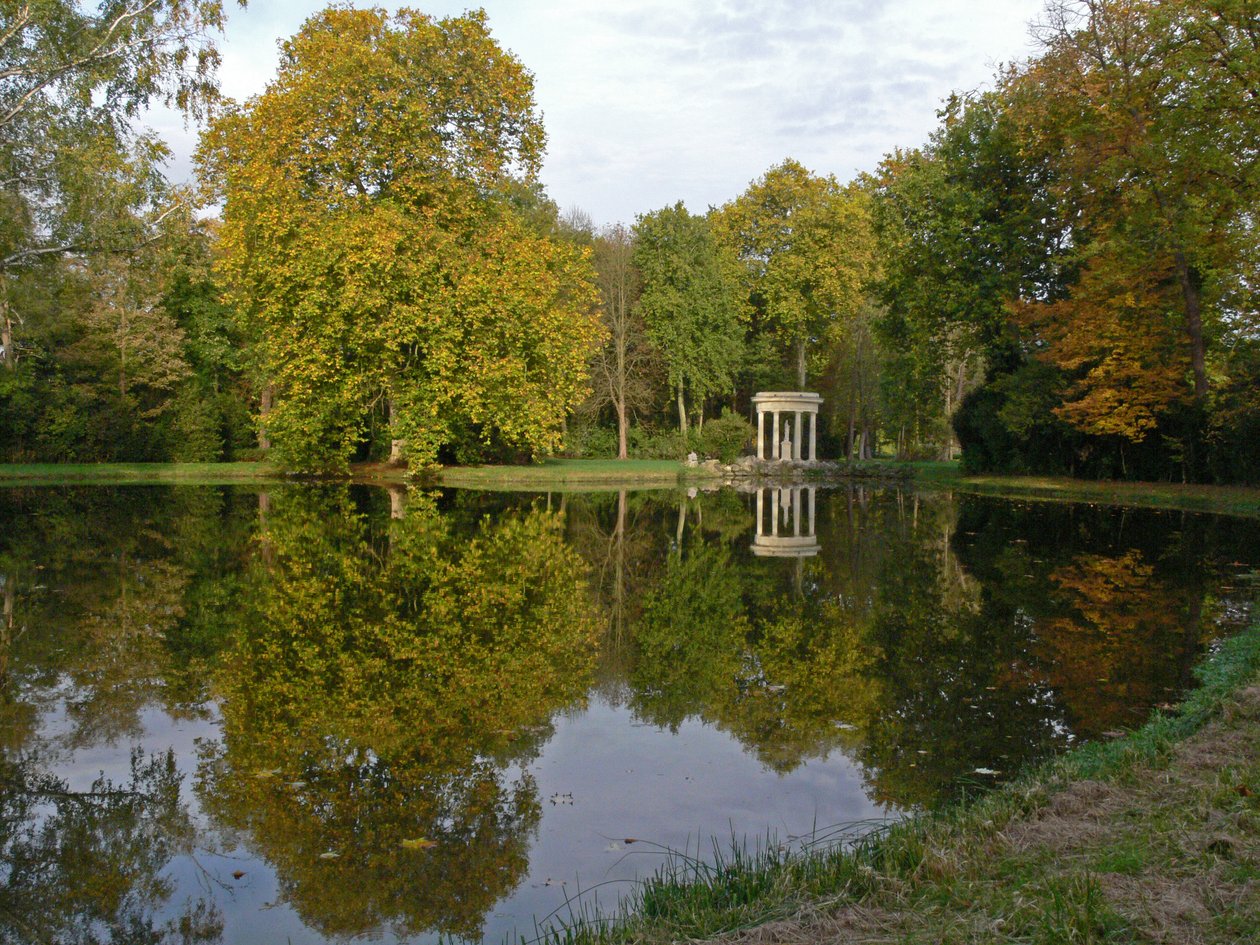 En utsikt over Chateau: hagene med Temple de Venus av French School