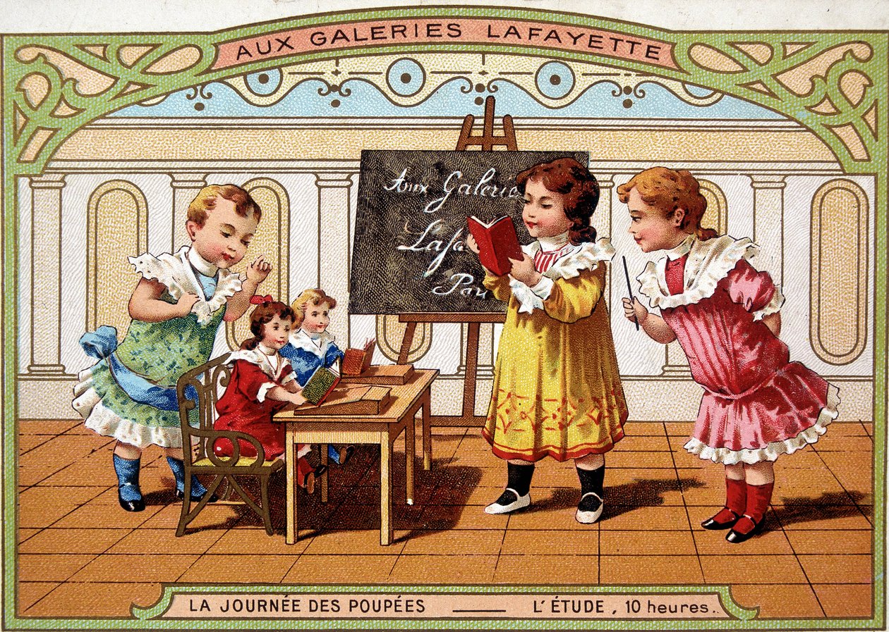 Reklamekort for Galeries Lafayette: små jenter som leker som lærer, med dukkene sine. av French School
