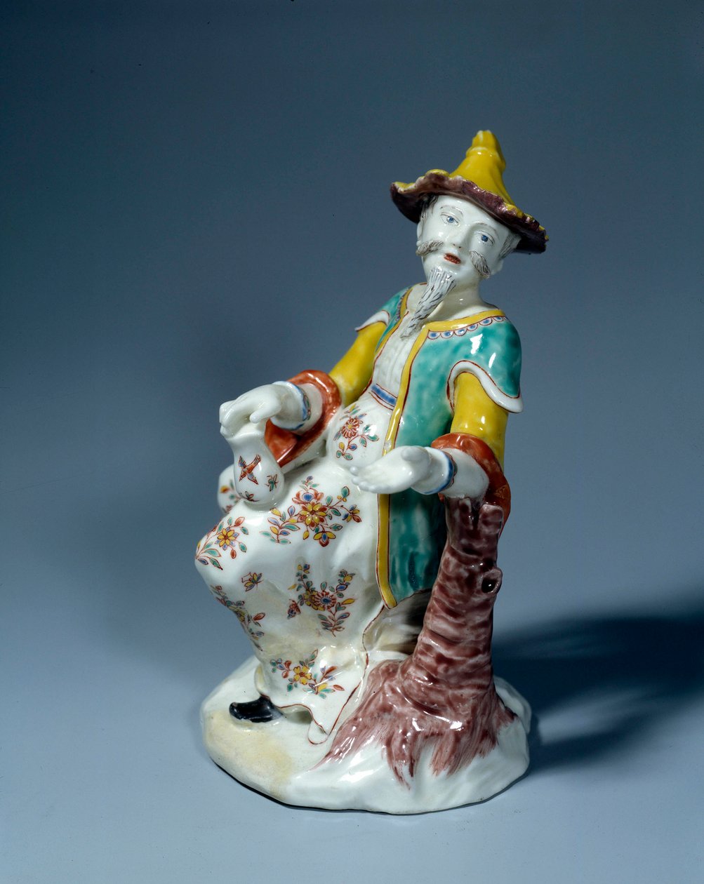 Art France: Kinesisk figur. Polykrom porselensskulptur av Saint Cloud av French School