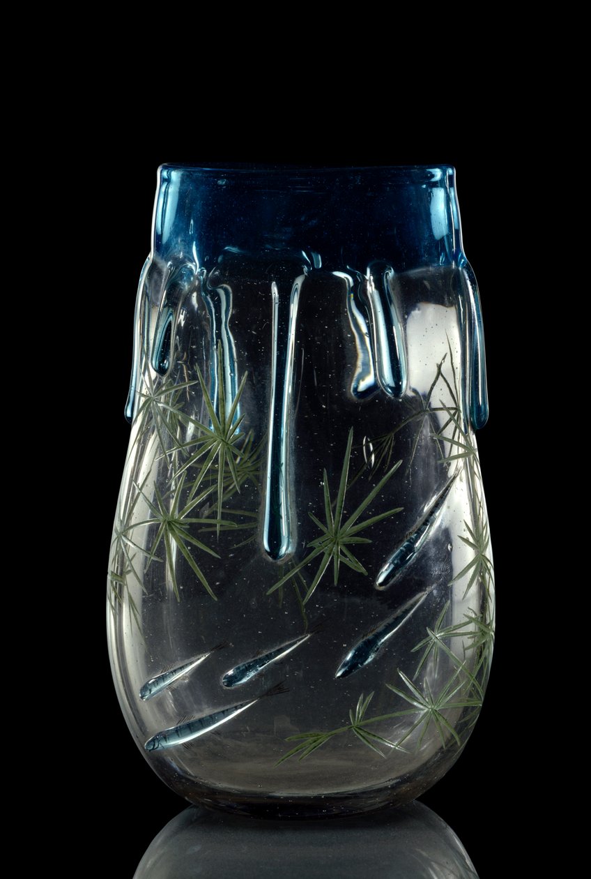 Art France: vase realiser v. 1875-1878 i tonet glass med gravdekor og emaille. Paris, Musee d
