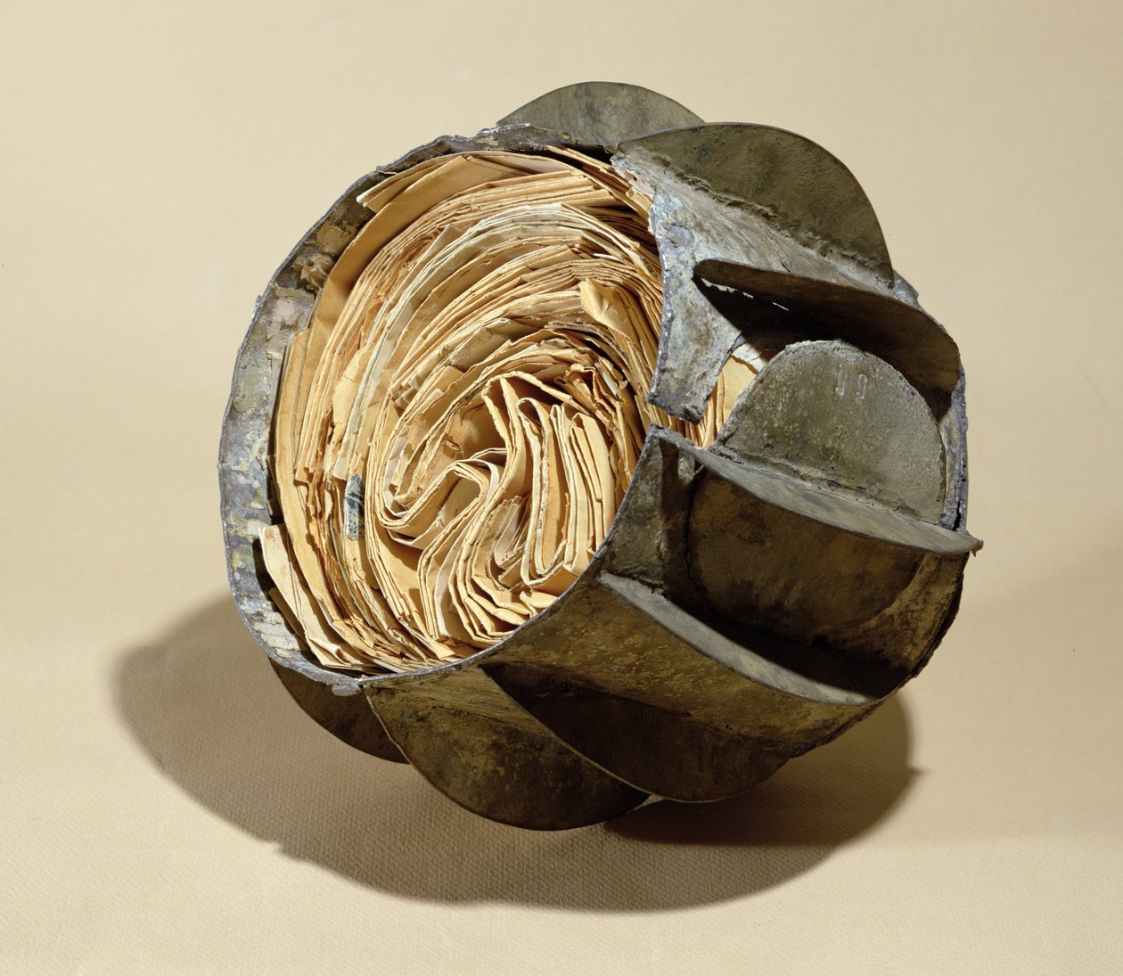 Ball fylt med bokstaver, kastet i elven Seinen på tidspunktet for beleiringen av Paris, 1870-71 (bly) av French School