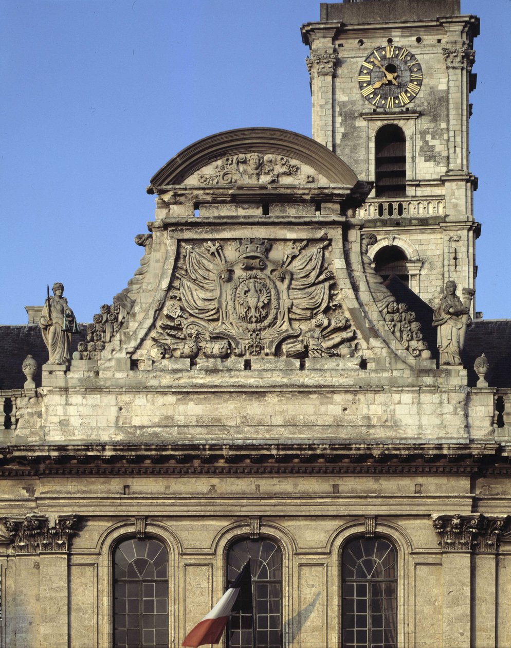 Barokkarkitektur: fasade på Hotel de Ville (1717 - 1721) av Heroguelle. Fronton som viser byens våpen "" Ørnenebb og spiker""" omgitt av to statuer som symboliserer rettferdighet og kraft. Aire sur la liys (Aire-sur-la-Lys), Pas de Calais (Pas-d) av French School