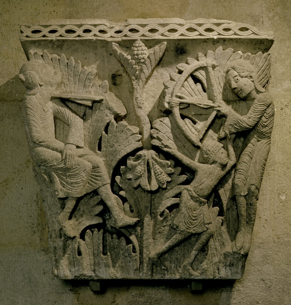 Kapital som viser en mann som skyter en pil inn i nakken på en annen, ca. 1125-30 (kalkstein) av French School