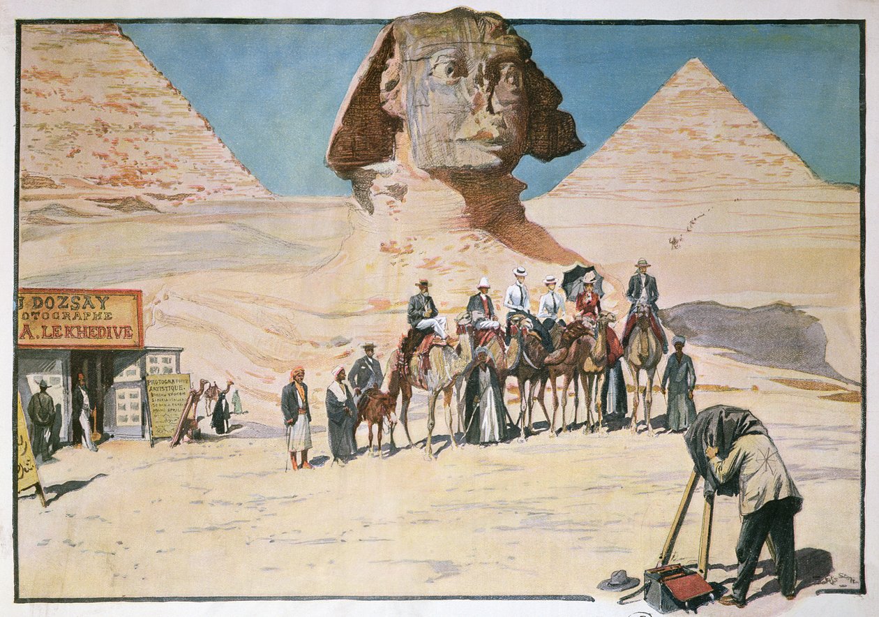 Karavane av turister som blir fotografert foran sfinxen i Giza av French School