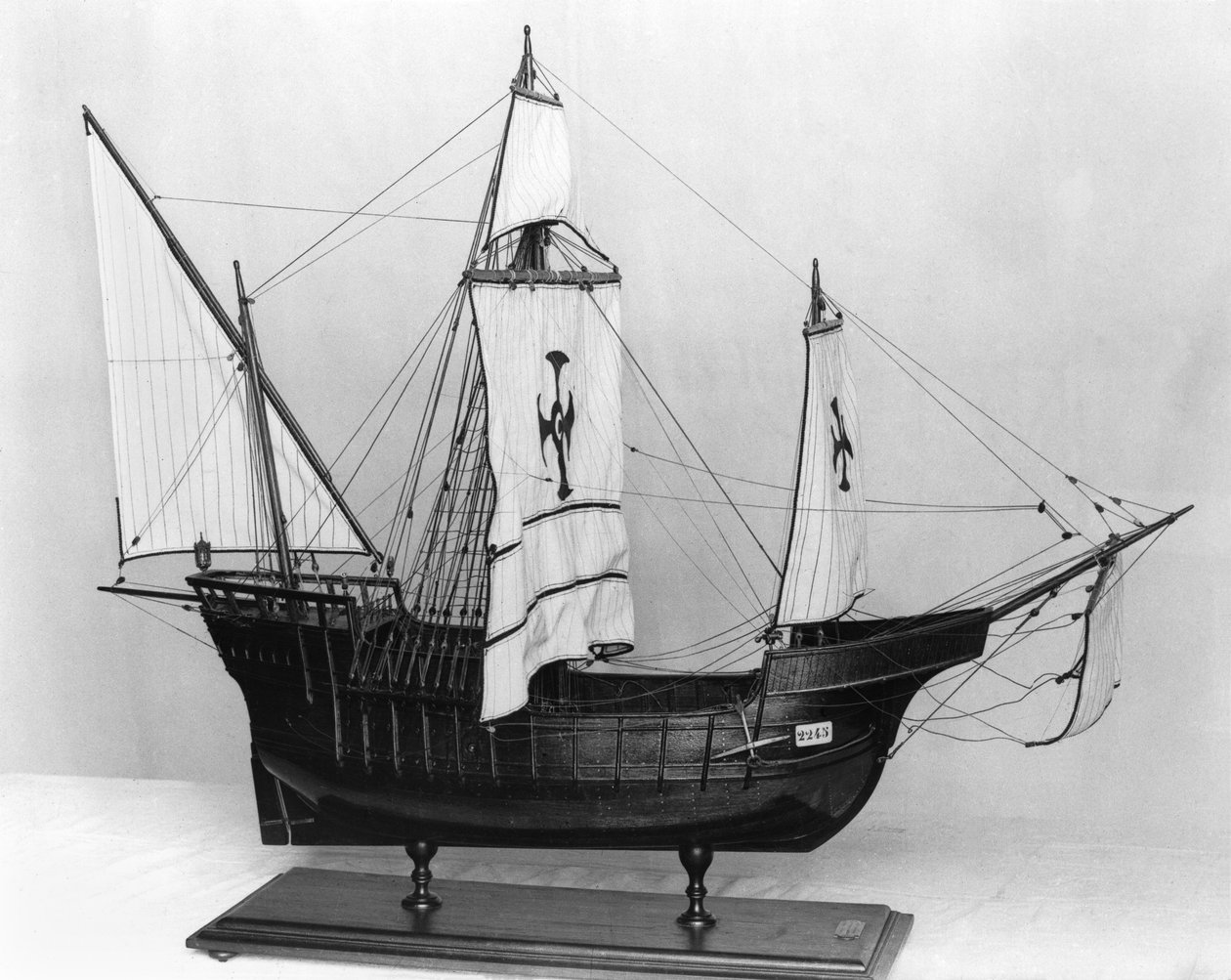 Caravel of Christopher Columbus (1451-1506) (modell) (tre) av French School