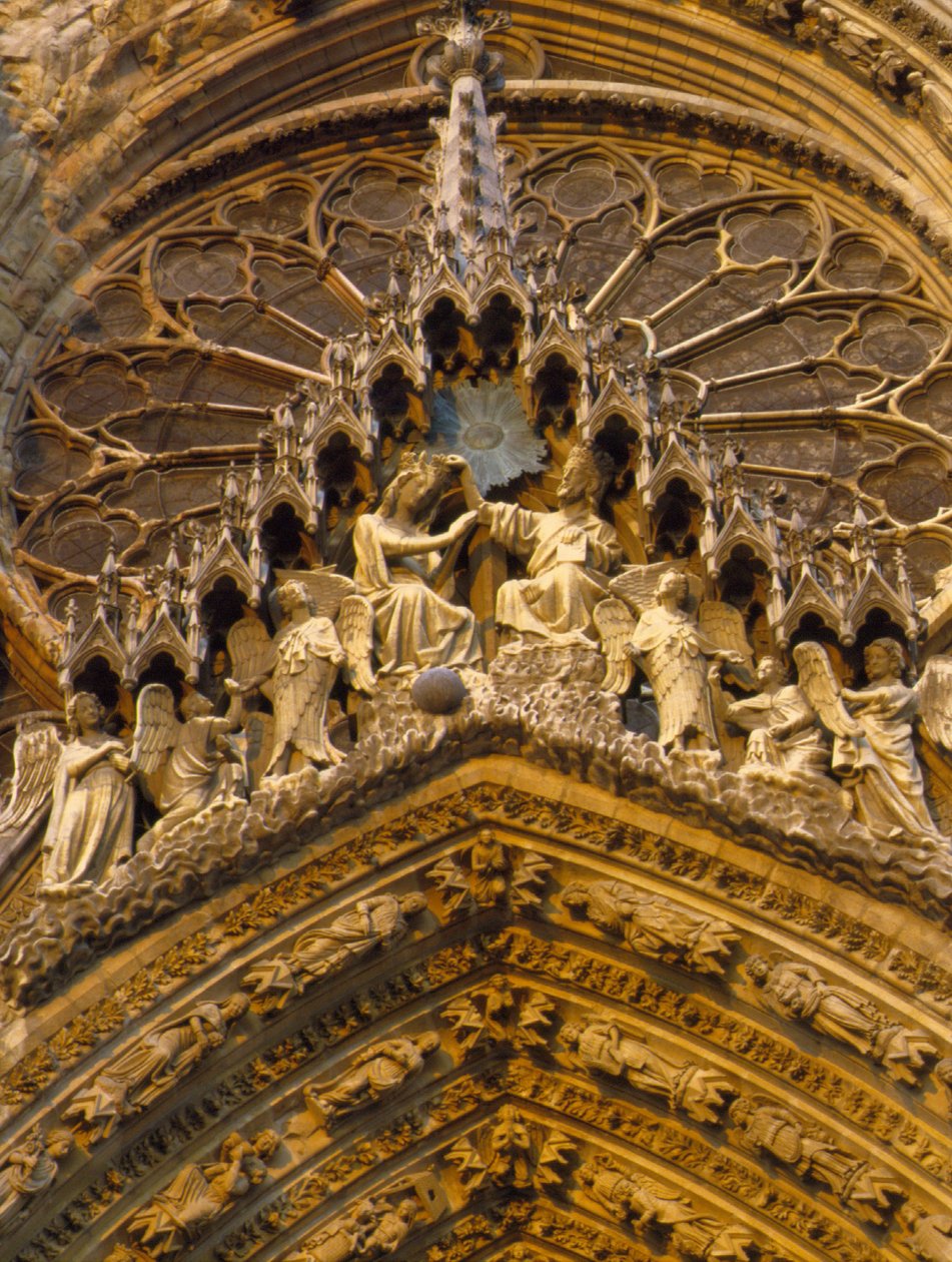 Cathedrale de Reims: detalj av fasaden (Marne 51) som representerer Jomfruens kroning. av French School