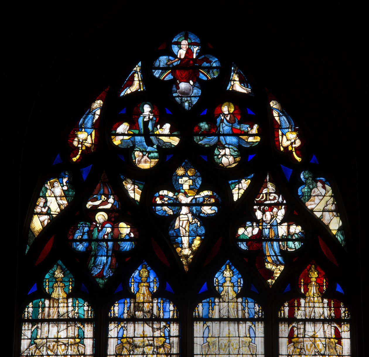 Cathedrale de chartres, farget glass: Vendome-kapellet, høy detalj som representerer Kristi korsfestelse og den siste dommen av French School