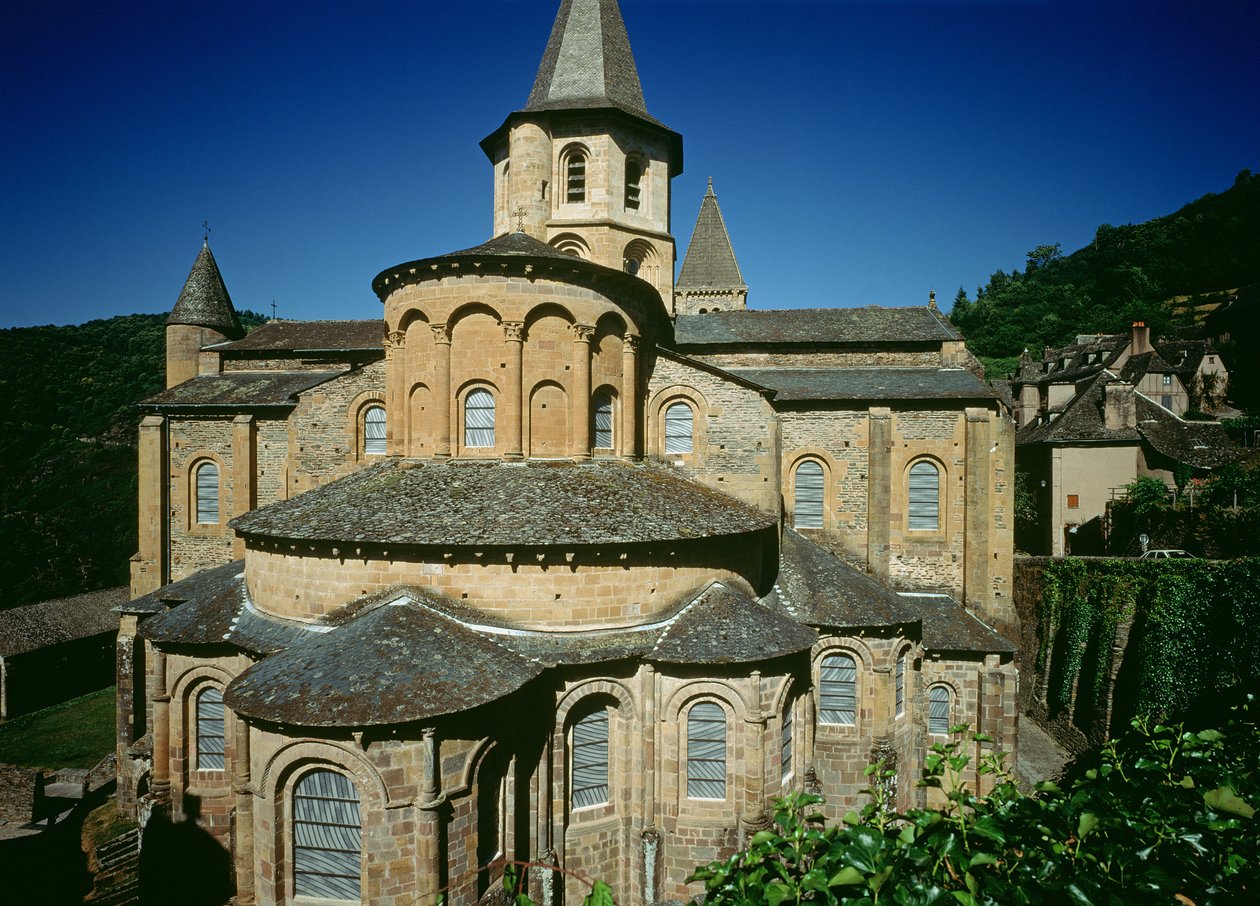 Church of St. Foy fra øst, startet ca. 1050 av abbed Odolric av French School
