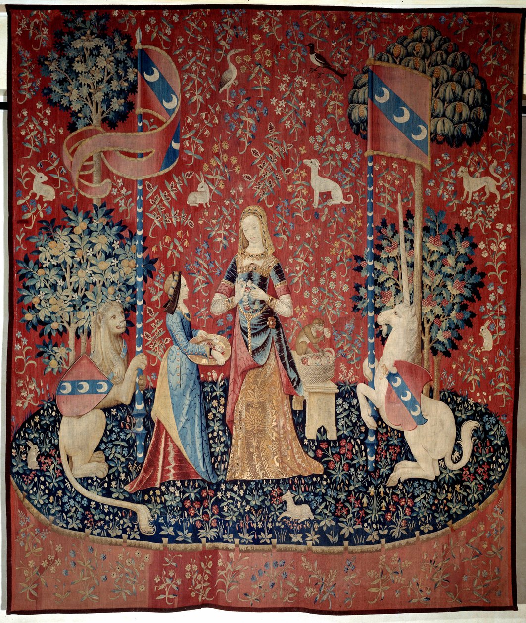 Curtain of the Lady to the Unicorn (Lady to the Unicorn): allegori av lukt. En ung kvinne som holder en krone av nelliker, omgitt av en løve, en enhjørning, en ape, kaniner. Ull- og silketeppe laget mellom 1484 og 1500. Fra Chateau de Boussac, Cr av French School