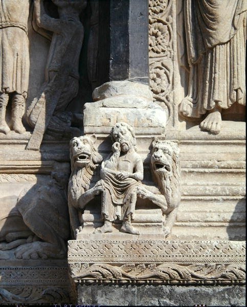 Daniel i løvehulen, detalj fra portalen av French School