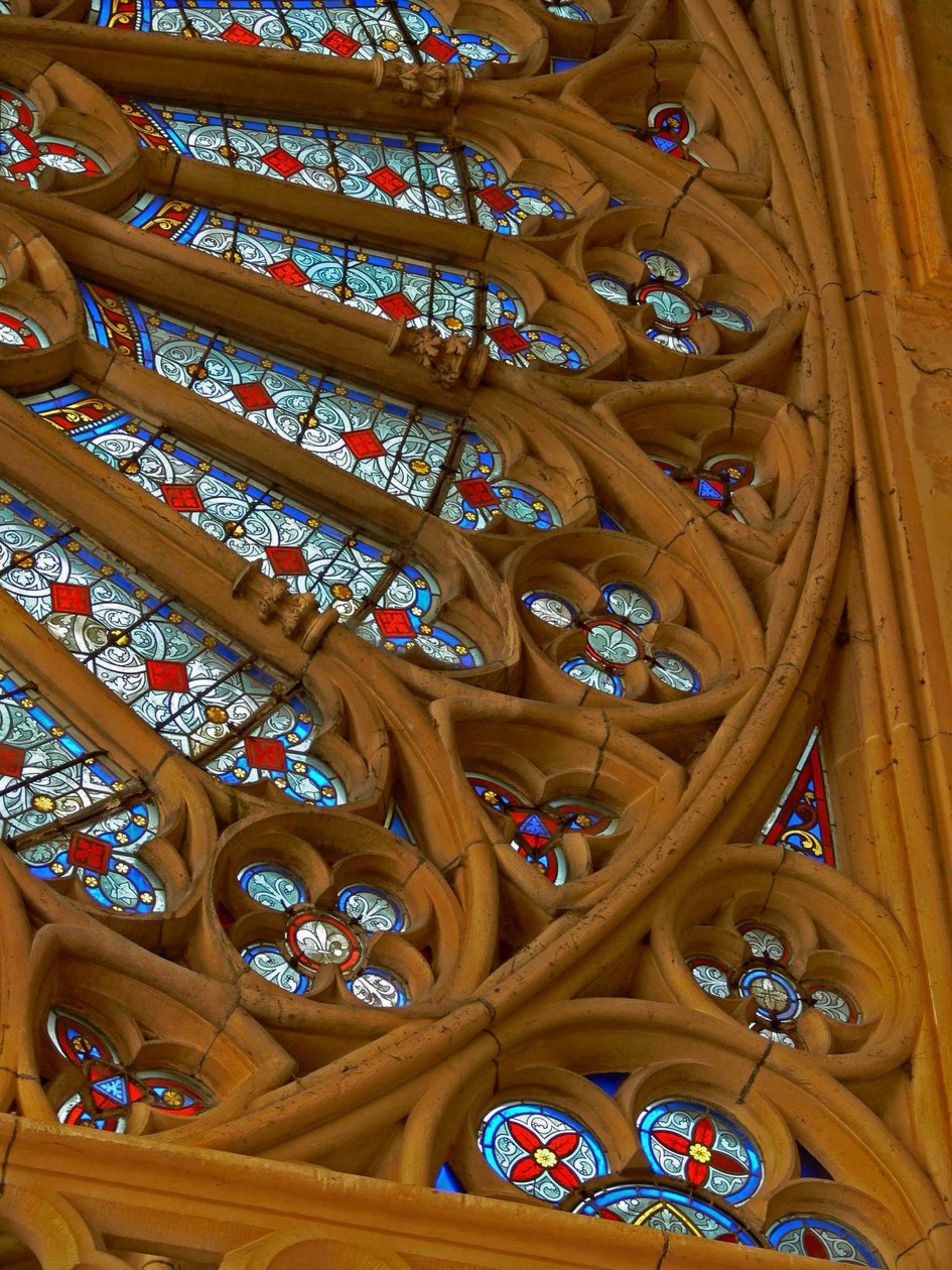 Viser et utsnitt av vestrosen fra ca. 1240; glasset er moderne av French School
