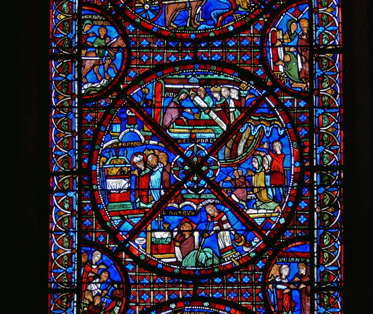 Detalj fra et vindu som viser scener fra St. Stephens liv av French School
