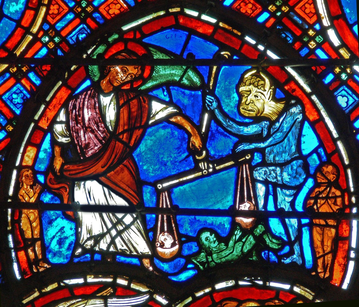 Detalj fra et vindu som viser den siste dommen: St. Michael veier sjeler av French School