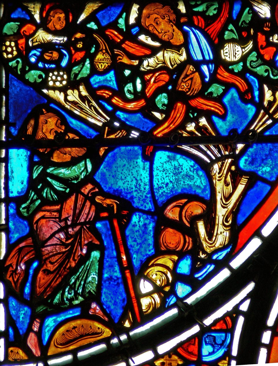 Detalj fra et vindu som viser lignelsen om den barmhjertige samaritan: Gud viser seg for Moses i en brennende busk av French School