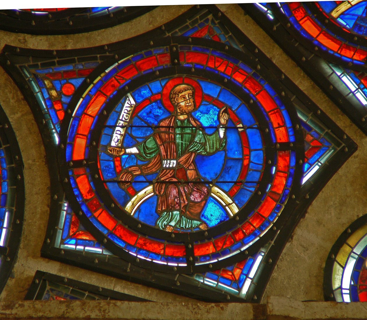 Detalj fra østrosevinduet: St. Peter av French School