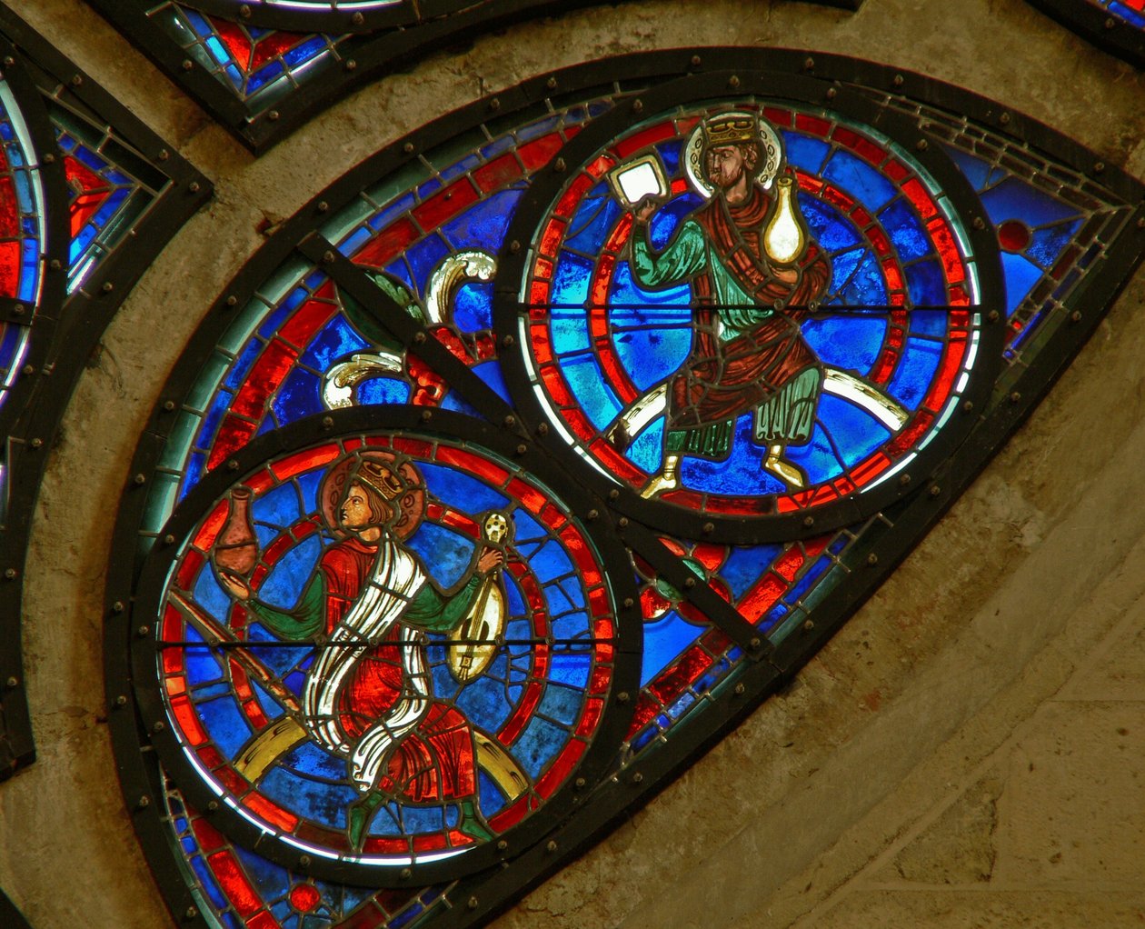 Detalj fra det østlige rosevinduet som viser to eldste fra apokalypsen av French School