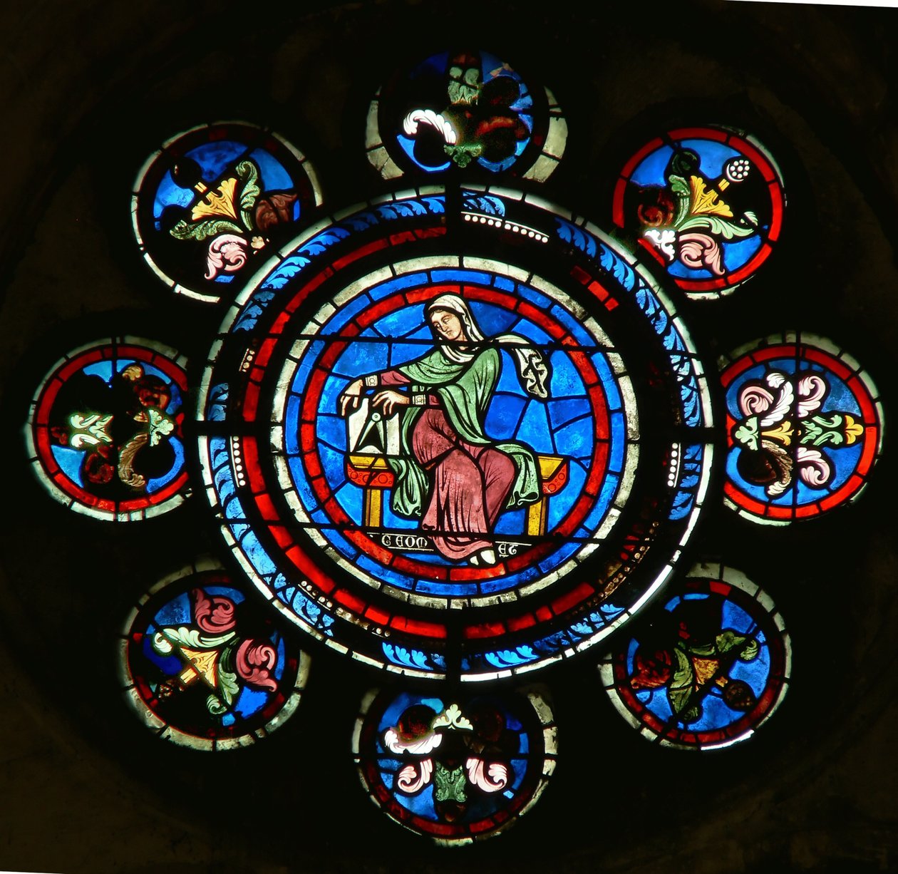 Detalj fra nordrosevinduet som viser geometri fra Liberal Arts av French School