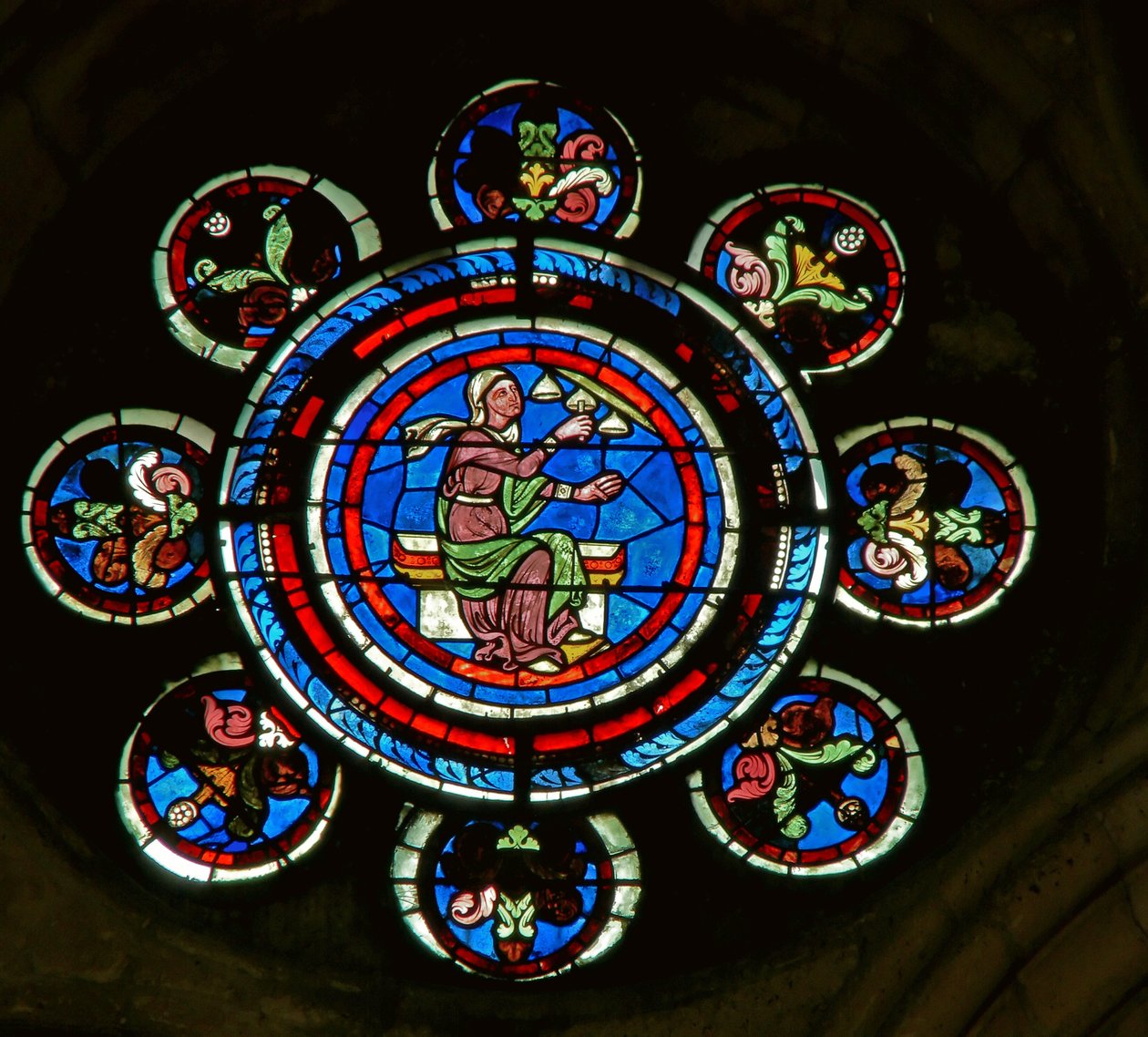 Detalj fra nordrosevinduet som viser Music from the Liberal Arts av French School