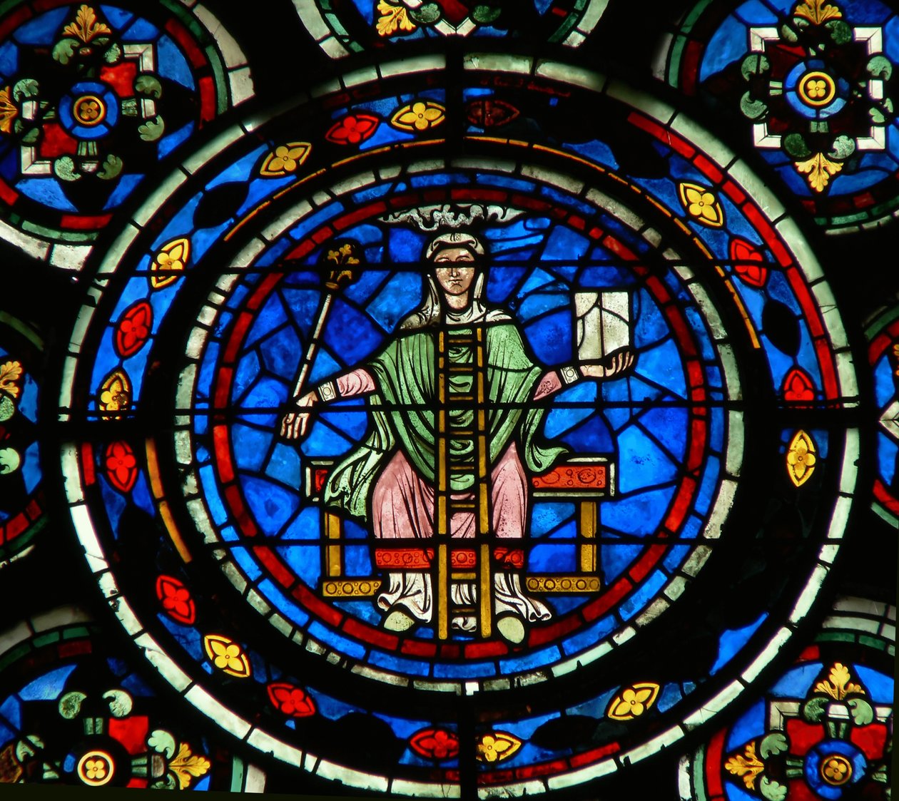 Detalj fra nordrosevinduet som viser Filosofi fra Liberal Arts av French School