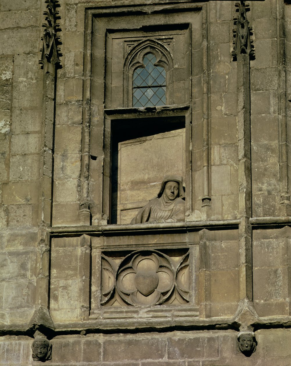 Dummy-vindu i inngangsfasaden med en figur av en kvinne som ser ut, muligens kona til Jacques Coeur, 1443-51 av French School