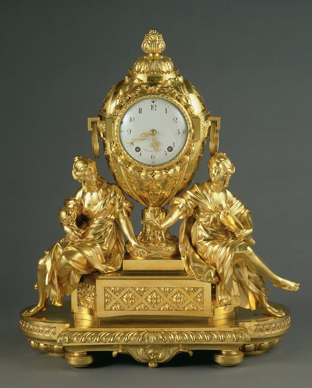 Tidlig Louis XVI Mantel Clock, ca. 1765 (ormolu) av French School