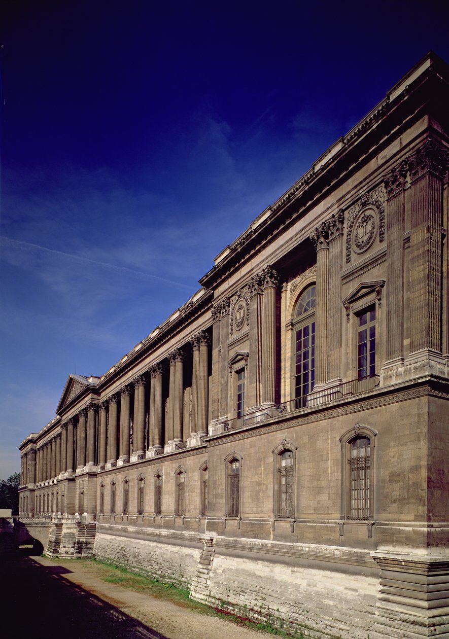 Østfasade, hovedinngang og søylegang designet av Claude Perrault (1613-88) og andre, startet 1678, fullført av Jacques Germain Soufflot (1713-80) 1774 av French School