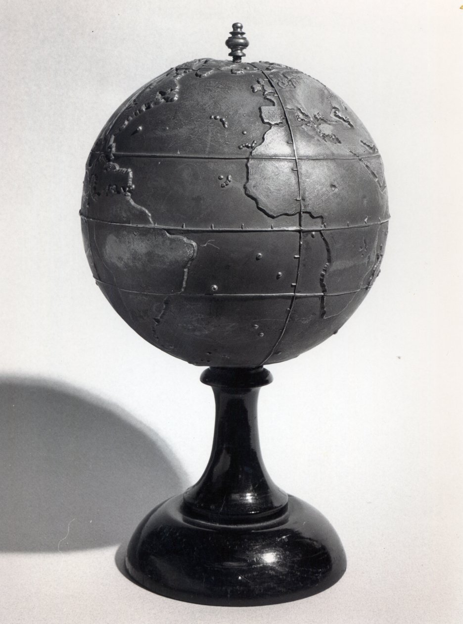 Pedagogisk globus for blinde (bronse) (s/hvitt-bilde) av French School