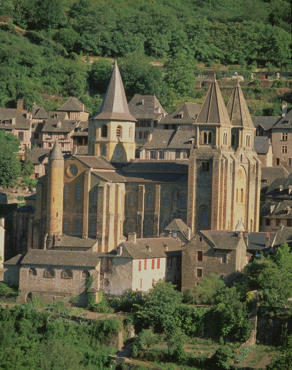 Utvendig, startet av abbed Odolric i ca. 1050 av French School