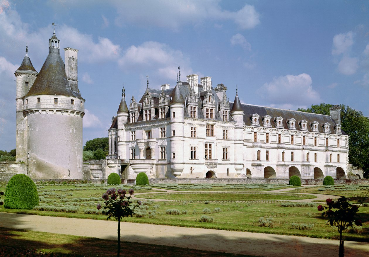 Utvendig utsikt over Donjon, Chateau de Bohier og Grande Galerie fra nordvest av French School