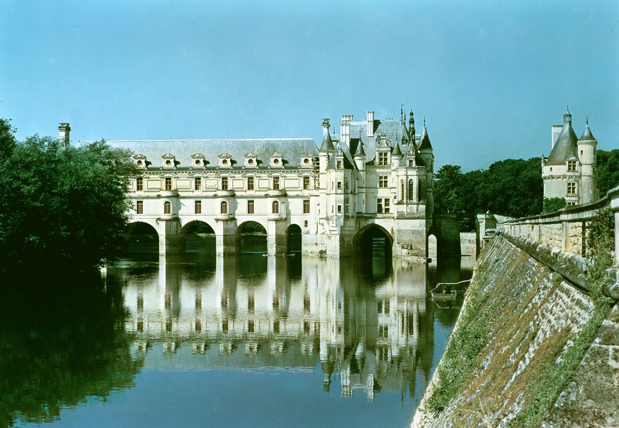Utvendig utsikt over Donjon, Chateau de Bohier og Grande Galerie fra øst av French School