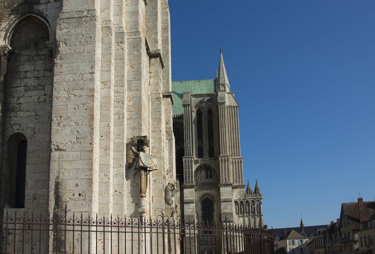 Utvendig utsikt over katedralen i chartres med engelen på skiven av French School