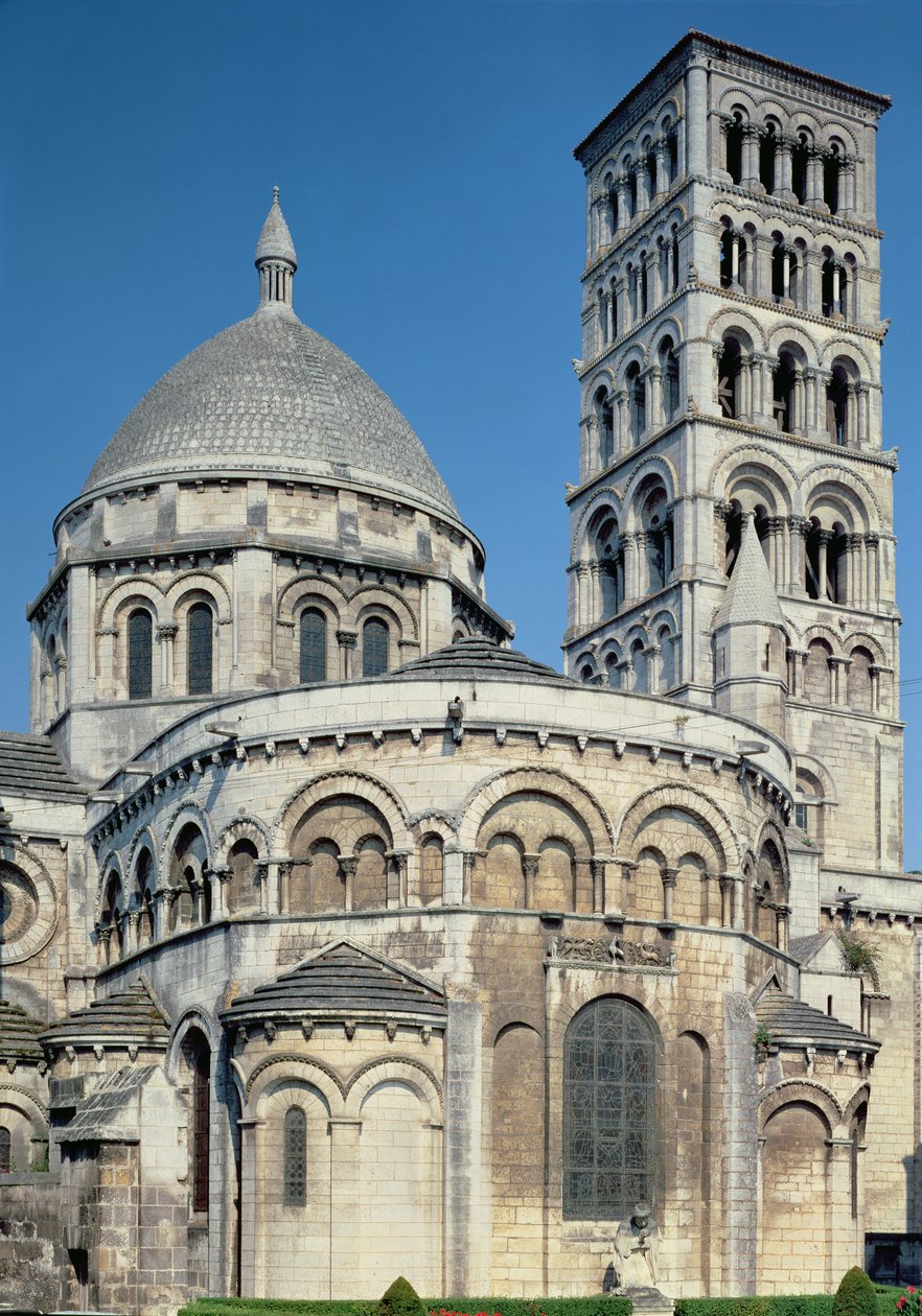 Utvendig visning av chevet med absidialkapellene og klokketårnet, bygget ca. 1125-1135 av French School