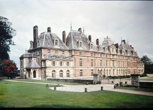 Fasaden til Chateau dEu, opprinnelig bygget i 1578 av Henri de Lorraine (1549-88) hertugen av Guise av French School